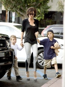 victoria_beckham_and_children_15_wenn5390301